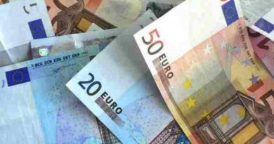 Bizaran slučaj u Italiji: Supruga upalila kamin, a nije znala da muž u njemu krije 20.000 eura Bizaran slučaj u Italiji: Supruga upalila kamin, a nije znala da muž u njemu krije 20.000 eura